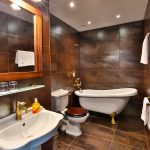 Juniorsviitin kylpyhuone