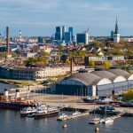 Tallinnan Merimuseon ympäristö ilmasta käsin. Taustalla näkyy Tallinnan kaupunki ha edessä satamassa on useita erilaisia laivoja ja veneitä.
