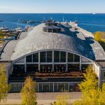 Tallinnan Merimuseon hallimainen julkisivu alkusyksyllä, taustalla meri