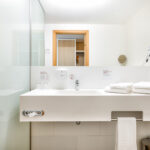 Esimerkkikuva Comfort- ja Superior-huoneiden kylpyhuoneesta