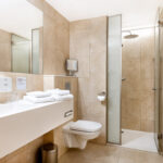 Esimerkkikuva Deluxe Double -huoneen kylpyhuoneesta