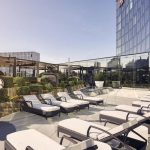 Aurinkoterassi kattojen yllä