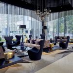 Hotellin aula on säväyttävä ja tyylikäs