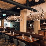 Hotellin ravintola on tyylikäs