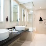 Juniorsviitin valoisassa ja vaalessa kylpyhuoneessa on amme ja kaksi käsienpesuallasta