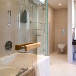 Sviitin vaaleassa ja tilavassa kylpyhuineessa on amme