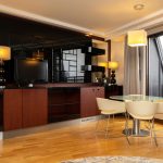 Sviitissä on tilava olohuone, joka on sisustettu kiiltävin mustin yksityiskohdin