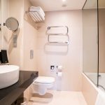 Superior huoneen kylpyhuoneessa on amme