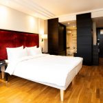 Superior huoneen sisustuksessa on tummia sävyjä