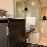 Superior huoneen kylpyhuoneeseen johtaa huurrettu lasiovi. Käsienpesuallas sijaitsee huoneen puolella syvennyksessä.