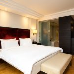 Premium huoneen parisängyn pääty on tummanpunainen