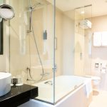 Premium huoneen kylpyhuoneessa on amme