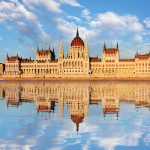 Parlamenttitalo ja sen heijastus vedessä