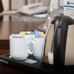 Kuva vedenkeittimestä huoneessa