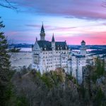 Neuschwansteinin linna iltaruskossa.