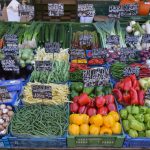 Vihanneksia torilla Naschmarkt Wien