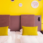 Easy huone keltaisella seinällä