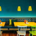 Trendikkäästi sisustettua kahvilatilaa