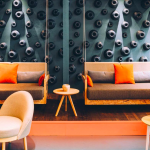 Kuva loungetilan sohvista