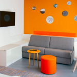 Kuva lounge-huoneen sohvasta