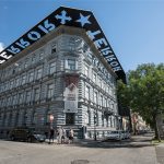 Terrorin talo -museo ulkoapäin kuvattuna kesällä