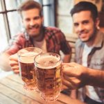 Kaverukset kilistävät oluttuoppeja