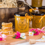 Nordic Hotel Forumin omien mehiläisten hunajaa esillä kauniissa purkeissa