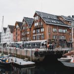 Venesatamaa ja kaupungin rakennuksia