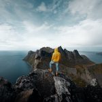 Mies katselee tunturilta merelle