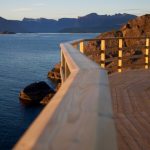 Laituri, jonka taustalla tuntureita ja merta