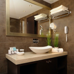 Kylpyhuonekuva lavuaarista ja peilistä