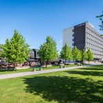 Hotellirakennus puiston kupeessa