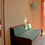 Economy luokan huoneiston olohuone ja makuuhuone Porto Kalamai