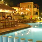 Porto Kalamaki hotellin ravintola ja uima-allas iltavalaistuksessa