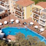 Porto Kalamaki hotellin sisäpiha