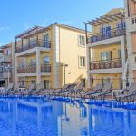 Porto Kalamaki hotellin uima-allasalue aurinkotuoleineen