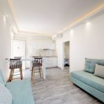 Olohuone ja keittiö superior luokan huoneistossa Porto Kalamaki hotellissa