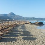 Olkisia aurinkovarjoa Falassarnan rannalla