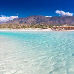 Kirkkaan sinistä vettä ja vaaleaa rantahiekkaa Elafonisin rannalla