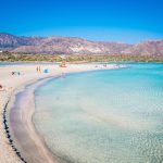 Turkoosia vettä, auringon ottajia ja uijia Elafonisin rannalla