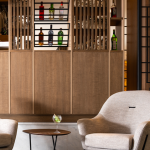 Kuva baarin pödästä ja drinkistä