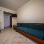 Standard huoneiston olohuone ja keittiö Porto Kalamaki hotellissa