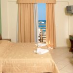 Sänky Standard luokan yksiössä Porto Kalamaki hotellissa