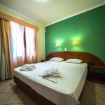 Makuuhuone standard luokan yhden makuuhuoneen huoneistossa Porto Kalamaki hotellissa