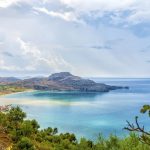 Panoramakuvaa kukkulalta Plakiaksen rannalle