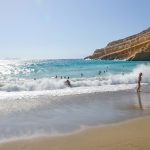 Uimareita turkoosin sinisessä vedessä Matalan rannalla