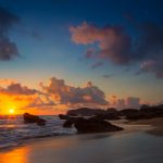 Falassarnan rantaa auringon laskiessa