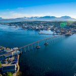 Tromssan silta ja kaupunkia kuvattuna ylhäältä päin kirkkaana päivänä.