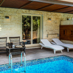 Yksityinen allas ja aurnkotuolit