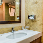 Kylpyhuoneen peili ja lavuaari